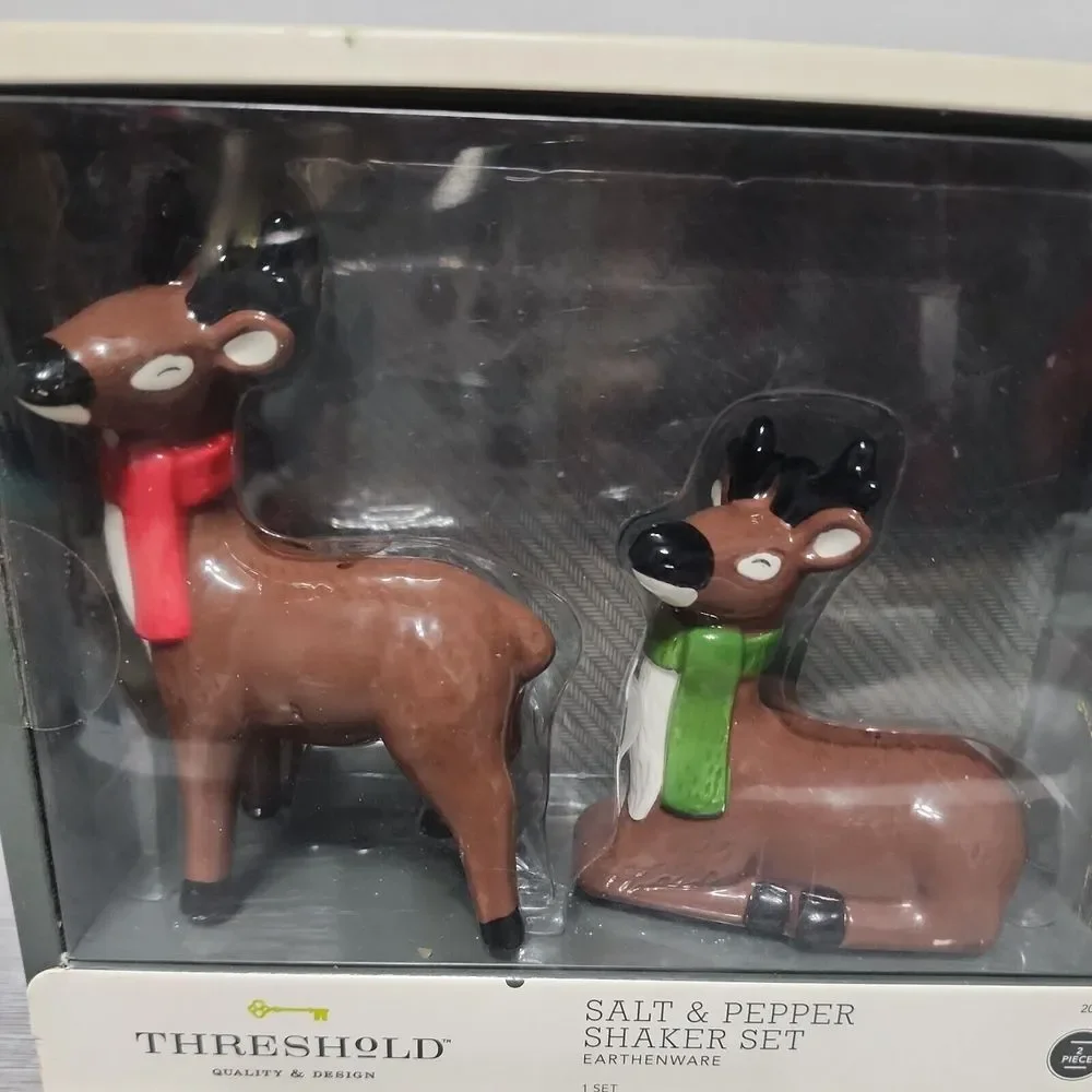 Threshold Reindeer‎ Red Green Scarves S&P Shaker Set Salt and Pepper NIB
